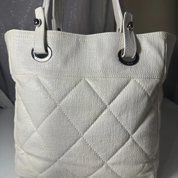 CHANEL Ivory Quilted Tote Bag - Picture 5 of 16